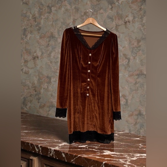 Elegant Long Sleeve Velvet Dress with Lace Trim - Picture 4 of 9